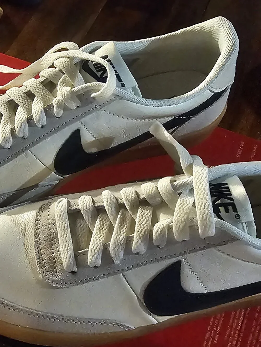 Nike 7.5 Men’s White Sneakers with Black Swoosh